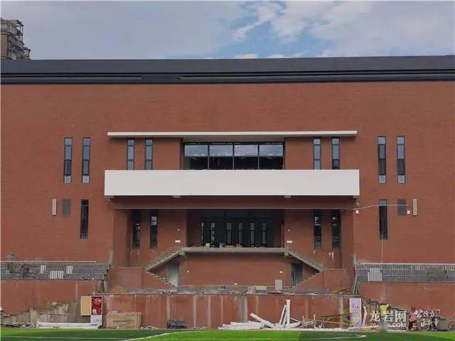 莲东小学天马校区东侧大门施工处于收尾阶段,完工后即可投入使用,缓解