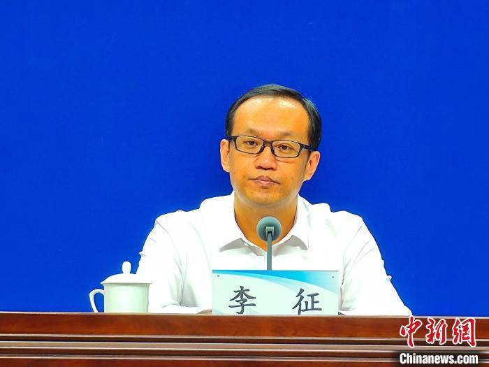 图为信阳市委常委,副市长李征在河南省政府新闻办公室召开的"教育扶贫