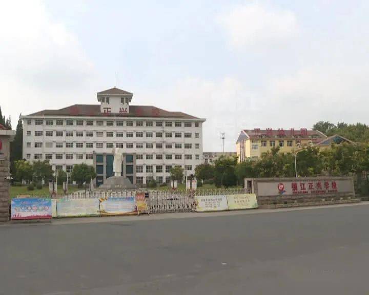 镇江这所学校的高中部近三成老师都没有教师资格证
