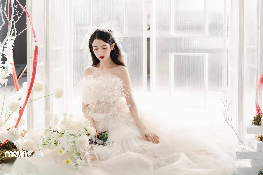 比起一梦敦煌,我更想知道哈妮克孜成为夏季婚礼闪耀少女的秘密_婚纱