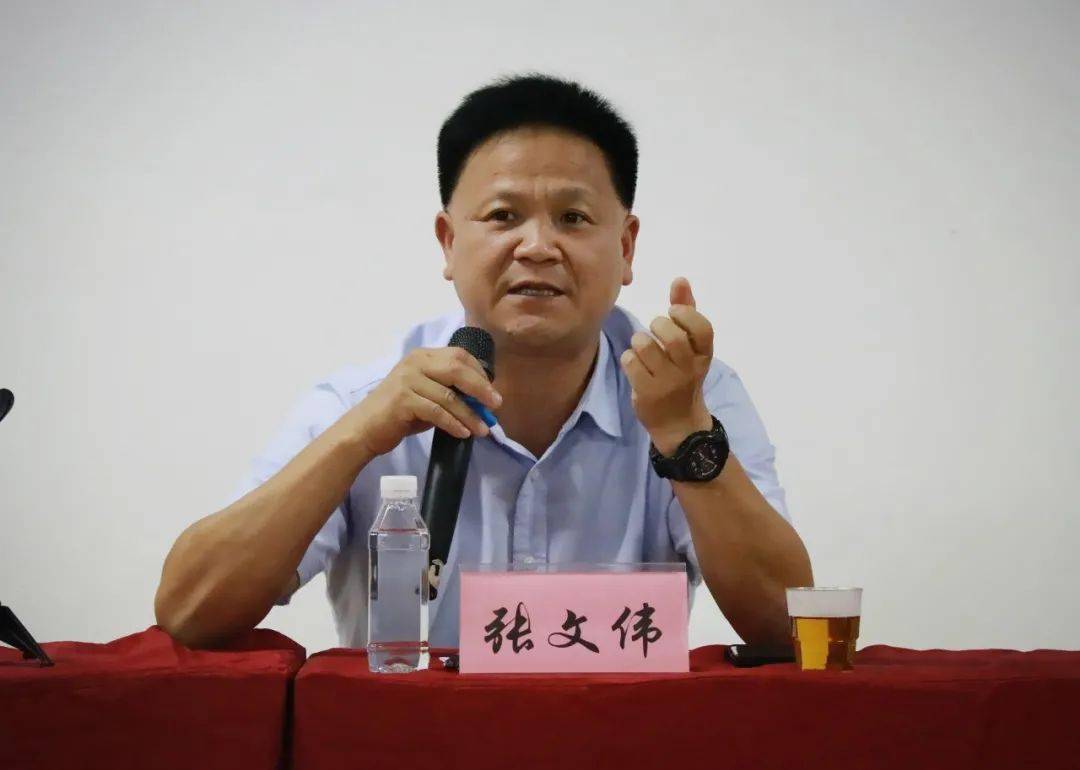 温州市体育局党组成员,调研员张文伟出席会议并讲话,他首先对各县(市