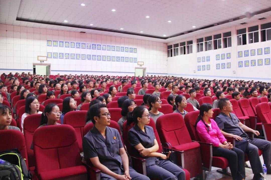 峨山法院到市民中开展法治教育专题讲座_高一