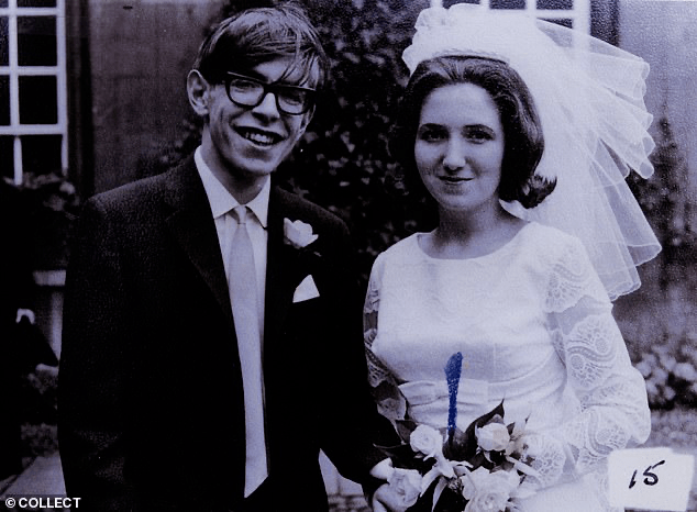 中,姆洛迪诺描述了1963年20岁的霍金如何与第一任妻子简相遇,并于1965