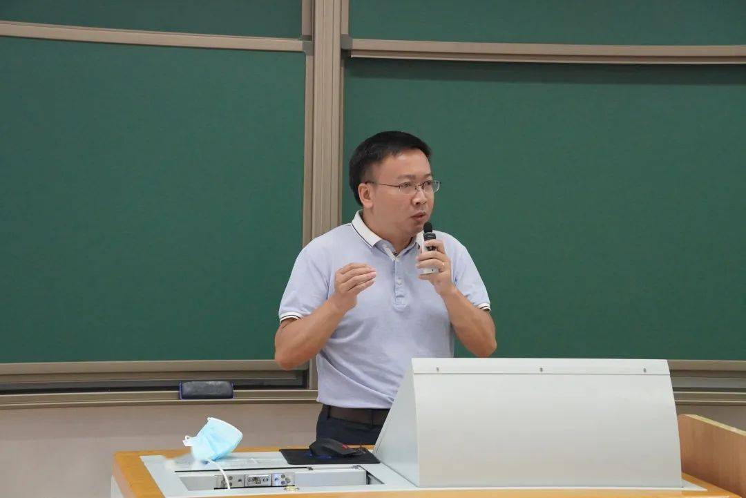 副院长康志忠教授,测绘专业杨红磊教授,土管专业王金满教授,新生辅导