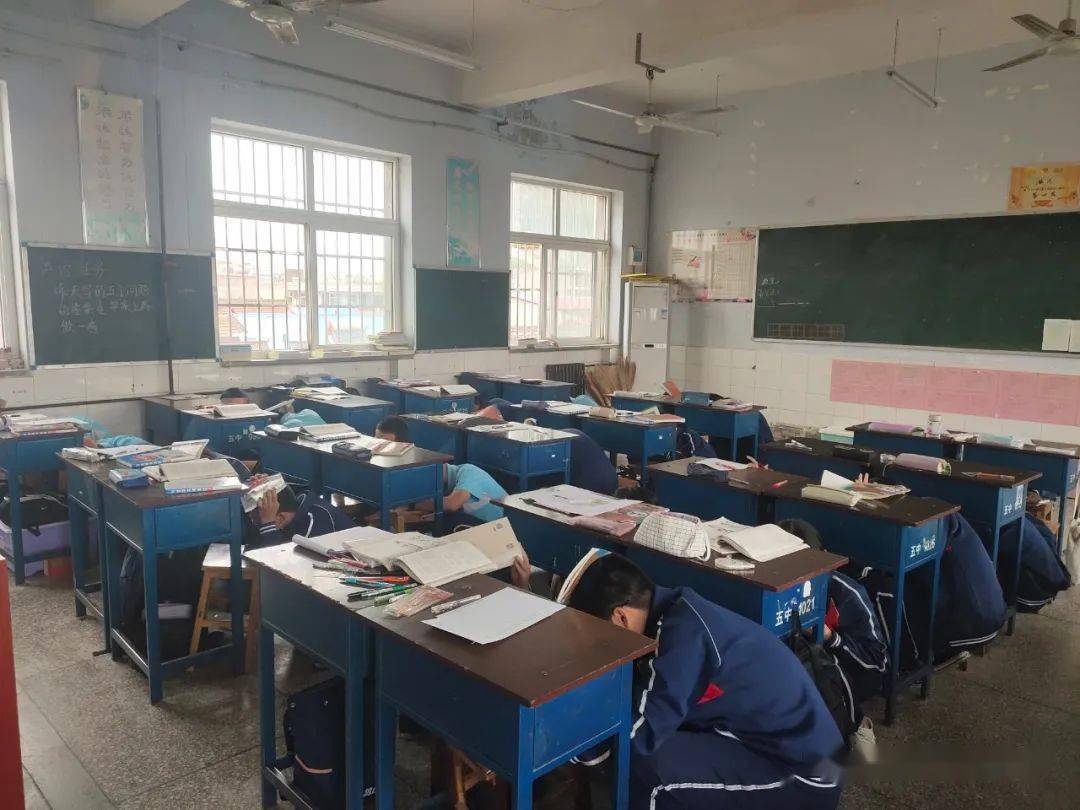 县地震局领导亲临芮城五中观摩指导地震逃生疏散演练