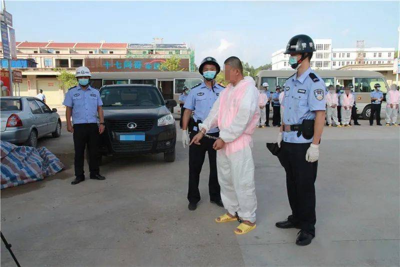 当街打人、抢劫,威胁要将人活埋…10名犯罪嫌疑人被押解指认现场-搜狐大视野-搜狐新闻