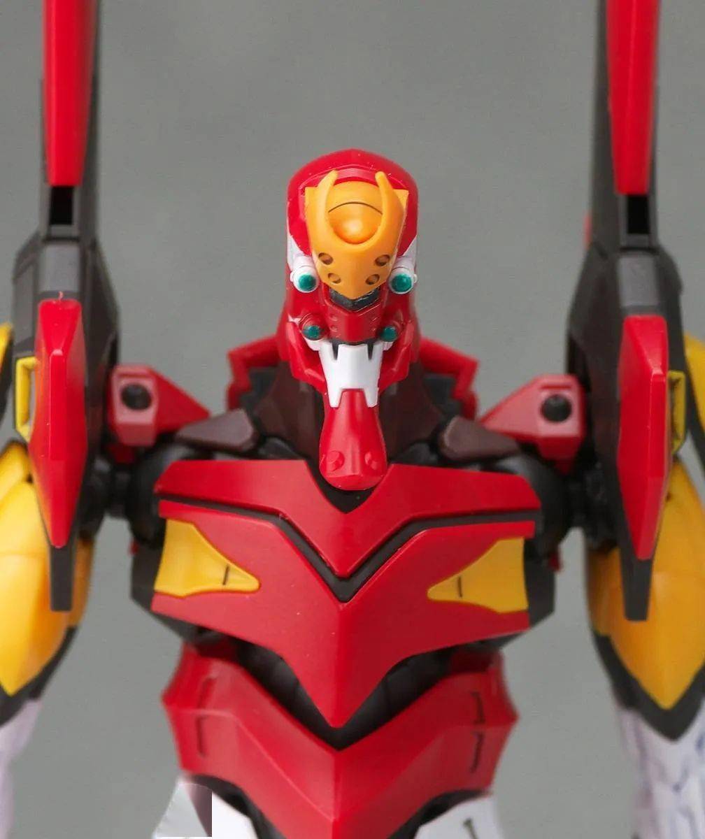 基本上和"rg初号机"相同,头部和胸部是新造型.