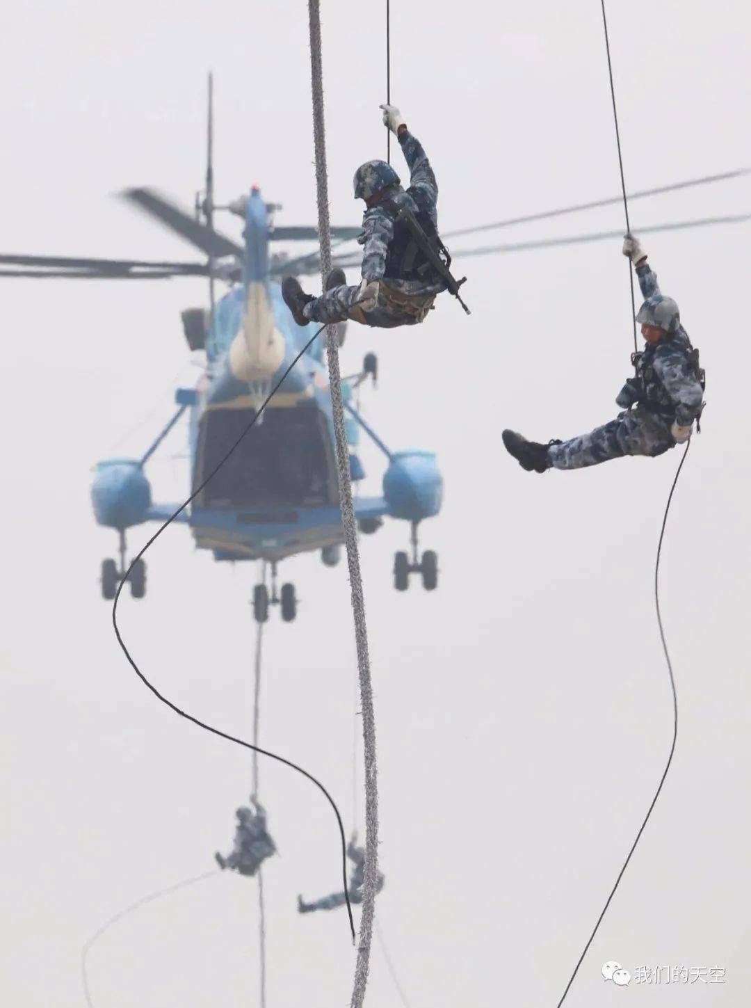 奇兵天降70年中国空降兵的装备进化史