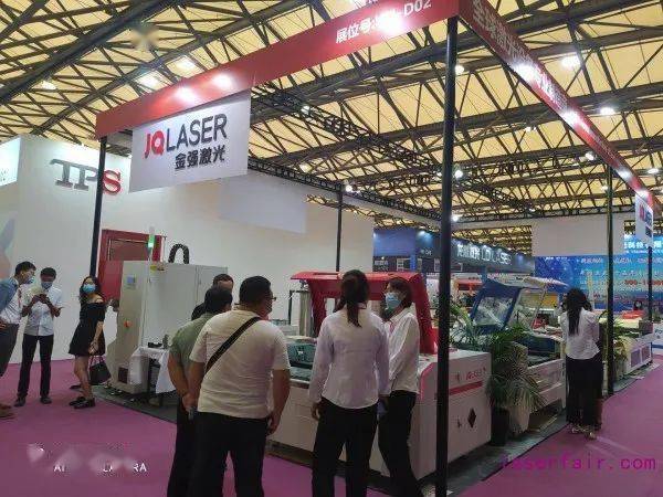 展会现场,各激光企业展台多款明星产品现场做切割,焊接,雕刻演示,让