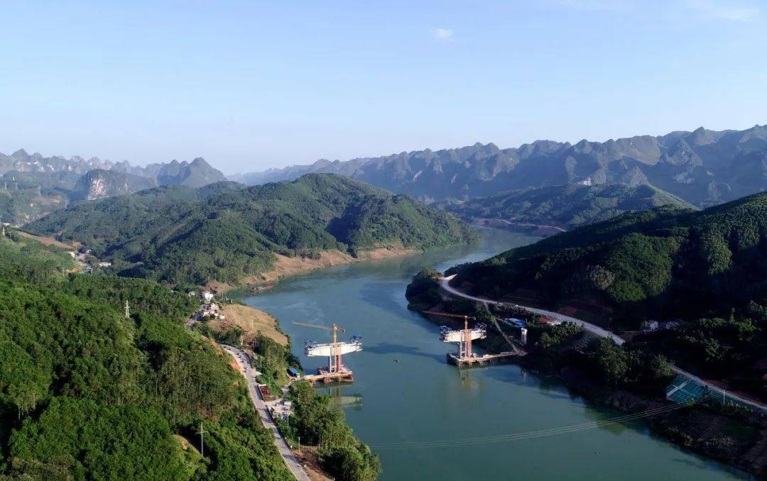 这座大桥是连接大化县都阳镇和江南乡两岸的沟通之桥