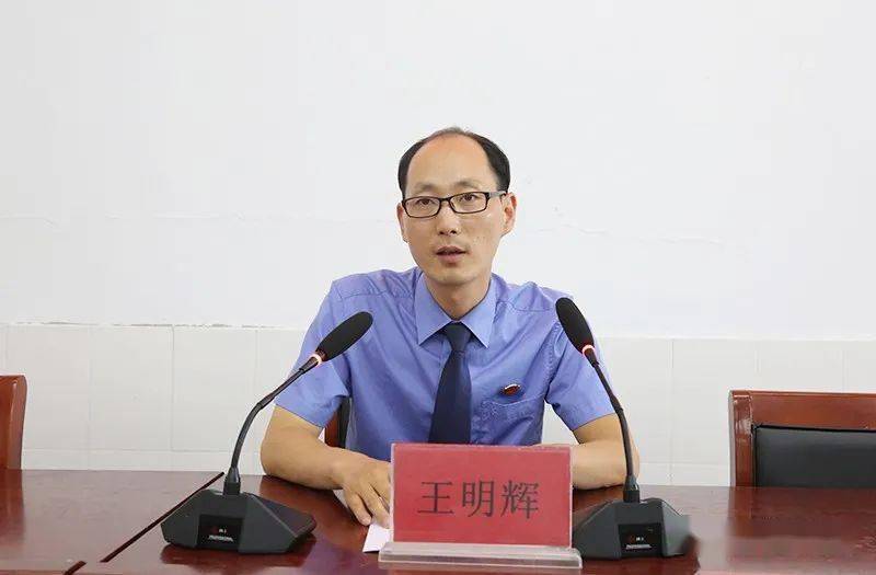 讲座现场王明辉向吴城二中捐赠教育读本