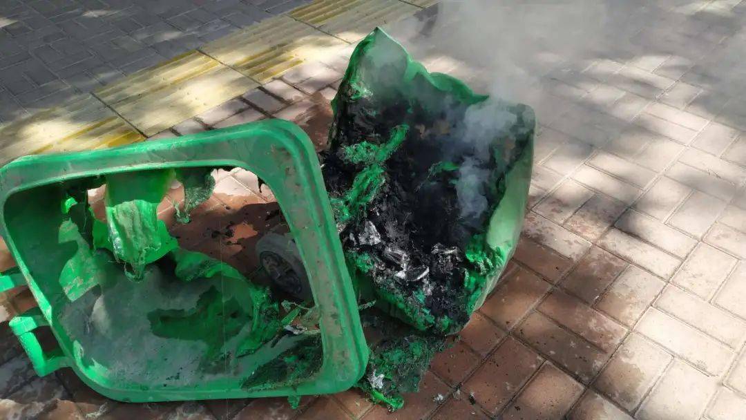 卫州路上垃圾桶着火了,旁边还停了一排小汽车