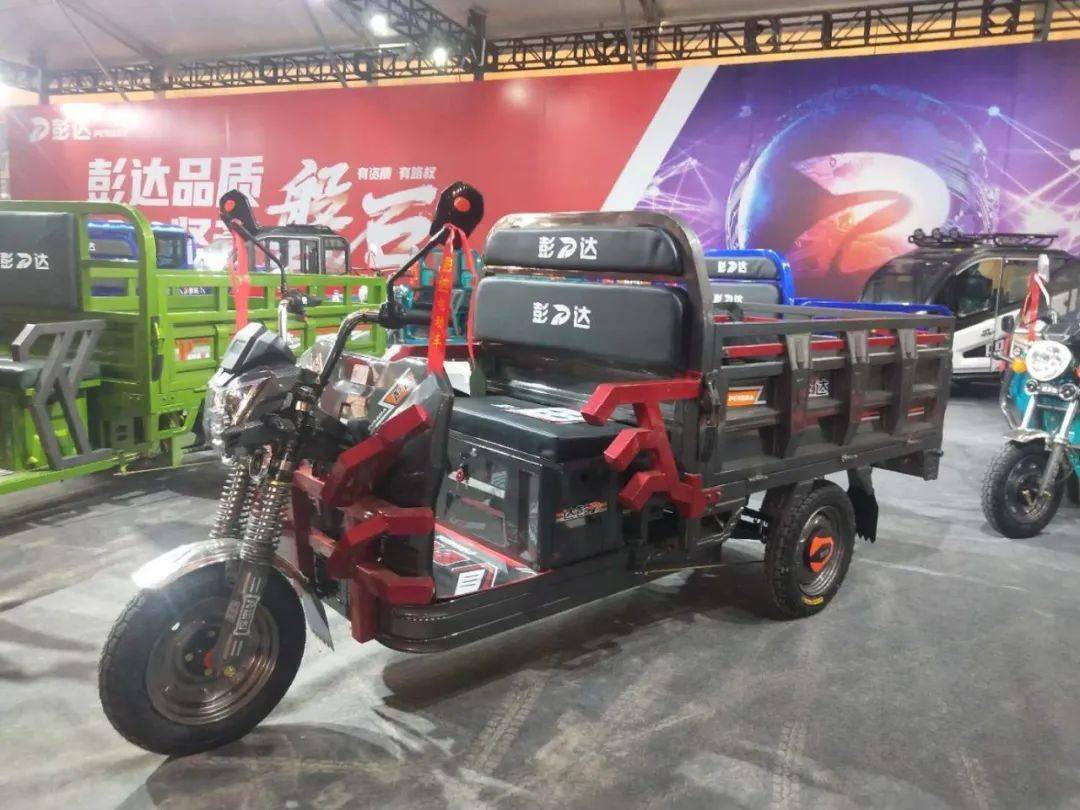 5米)途霸彭达新产品重磅亮相丰县展会,吸引了众多来自全国各地的经销