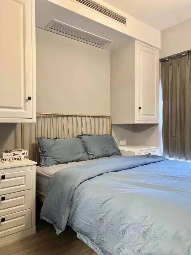 卧室不放床头柜,而是在床头打了一排柜子,收纳空间大2倍都不止!_设计