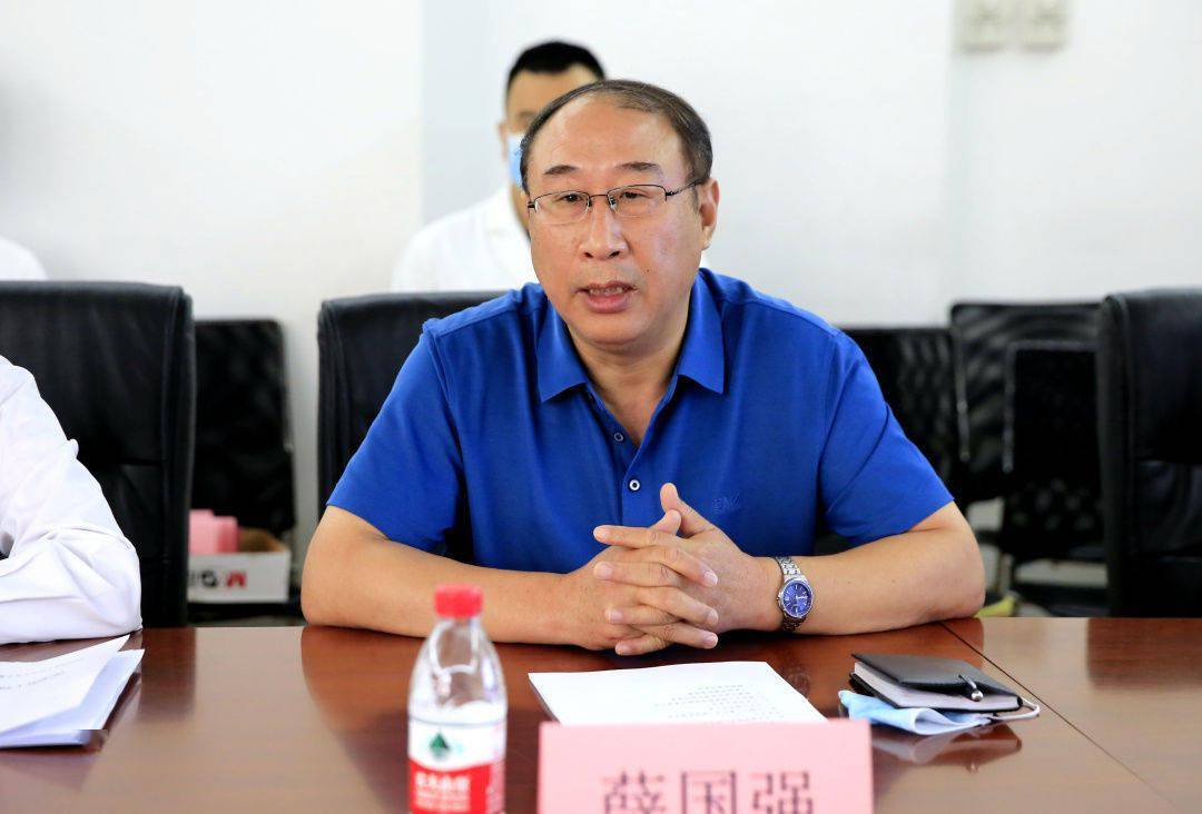 检查组首先听取了副院长薛国强的工作汇报,随后专家组通过查阅病历