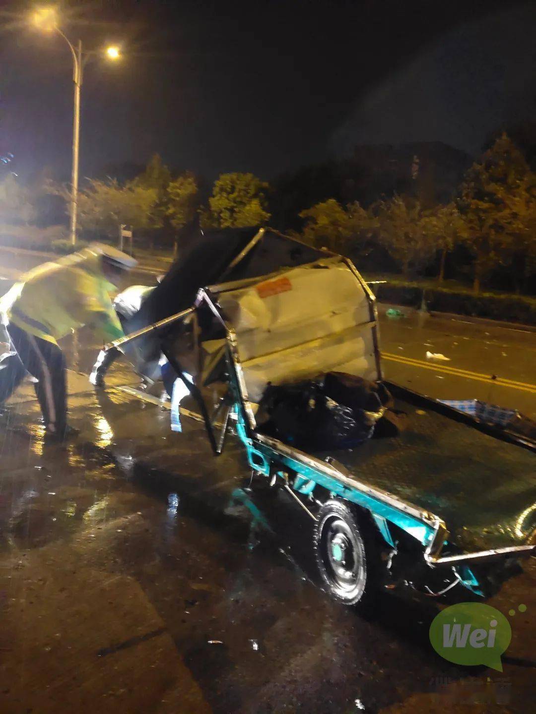 撞了人跑了大港某小區門口夜晚發生一起車禍老人和孩子