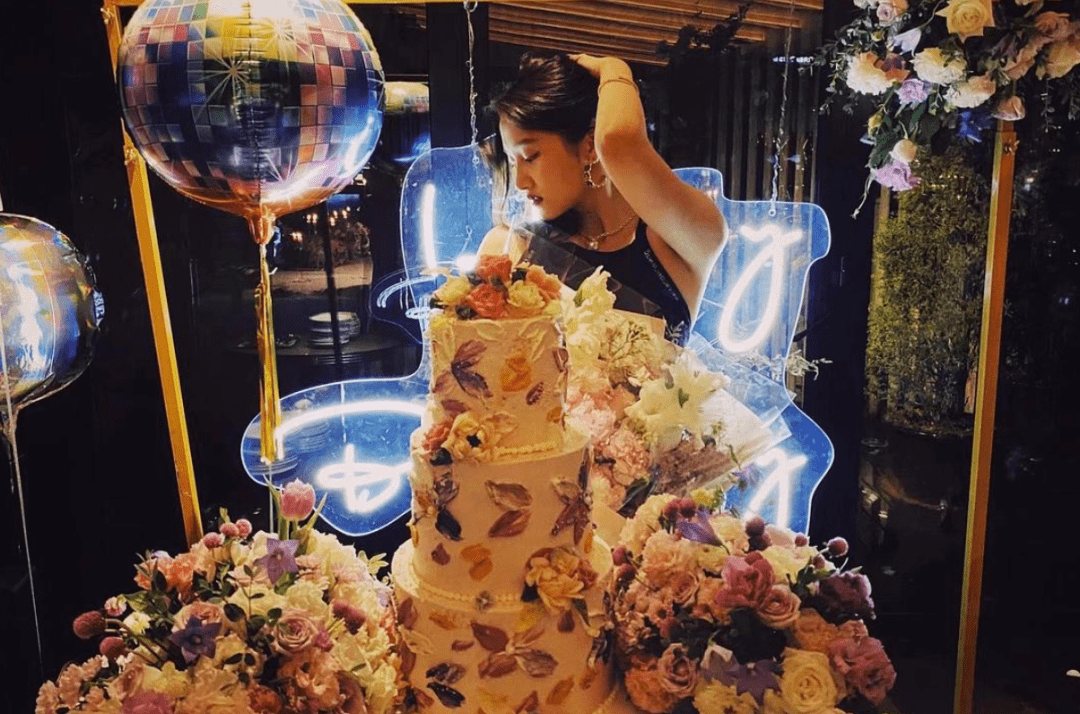 关晓彤圈内人缘遭质疑生日仅两人发博祝福与平时表现差别大