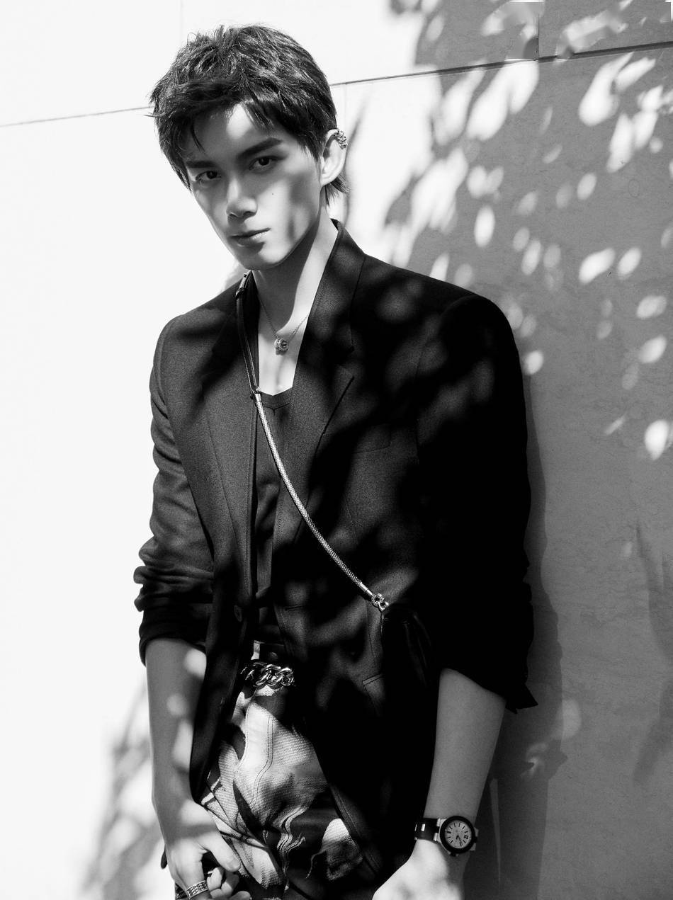 吴磊穿西装拍写真颜值优越 戴四环耳骨夹又潮又a