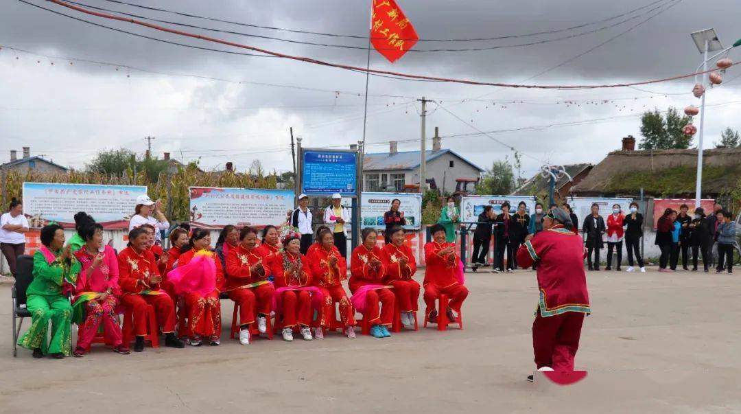 桦川县文化馆红色文艺轻骑兵小分队冒雨为新城镇村民演出村民扭起大
