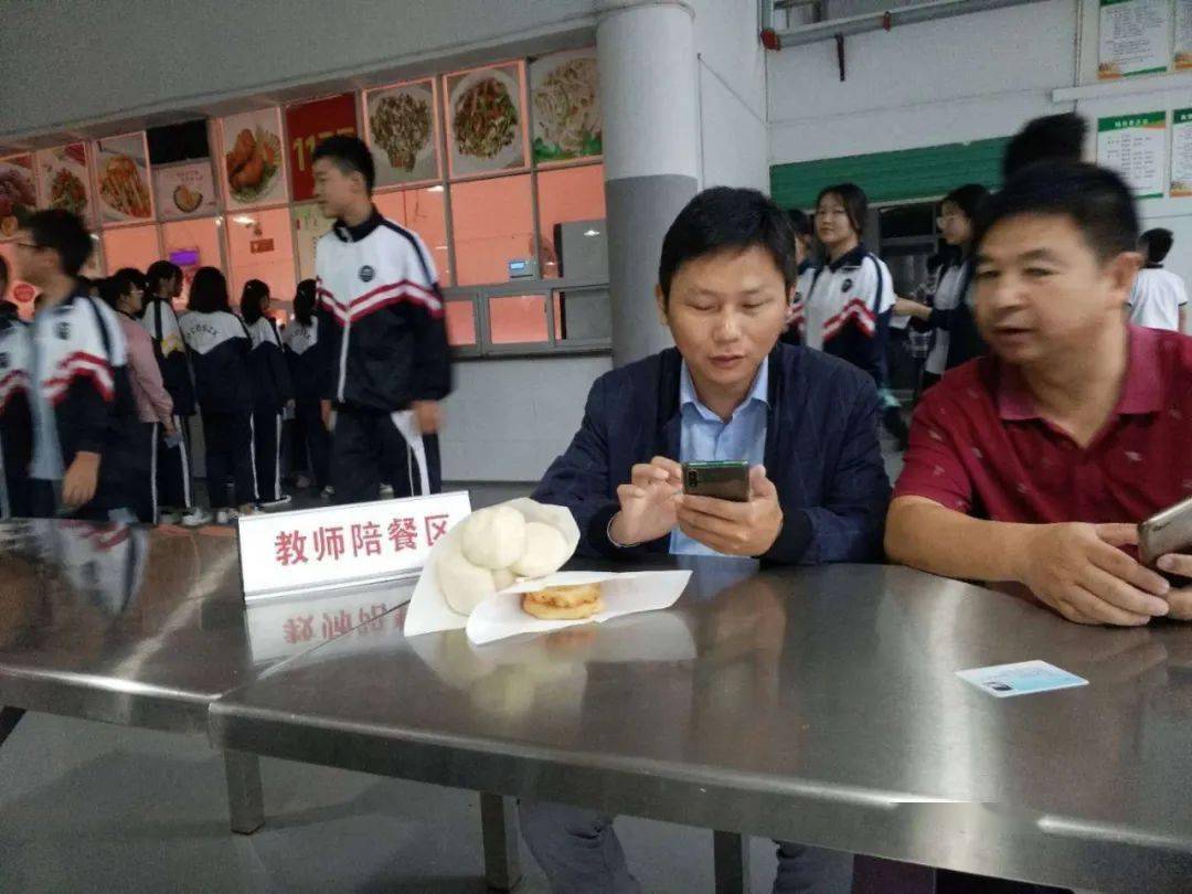 都昌县第三中学践行"光盘行动",倡导节约粮食