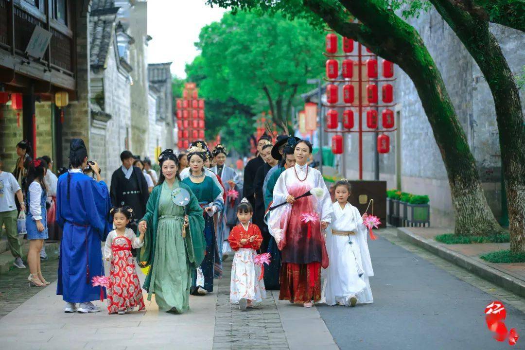 傍晚民权路上有汉服小姐姐出街颜值有点高偶遇的举个手