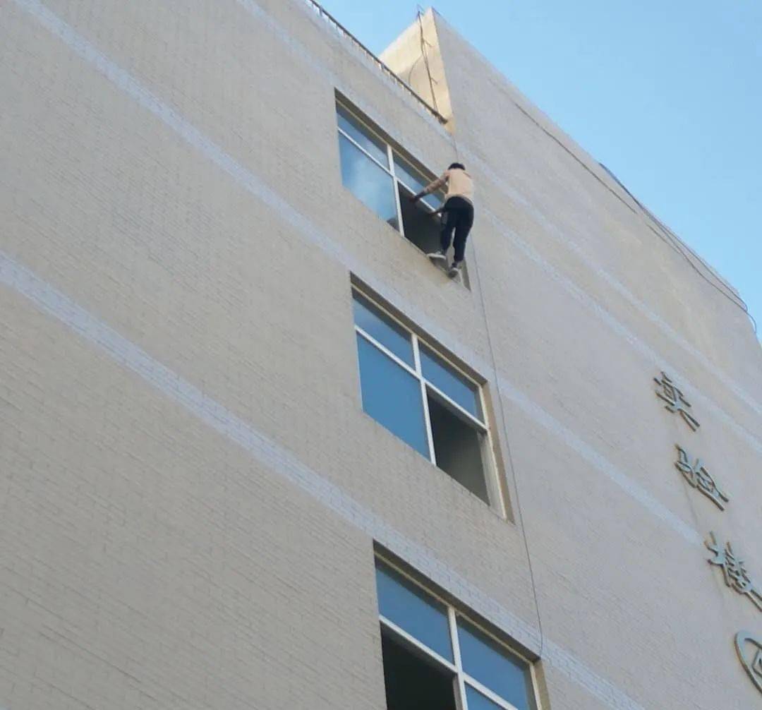 商洛职业技术学院发生坠楼事件,小伙从五楼坠下生命垂危!