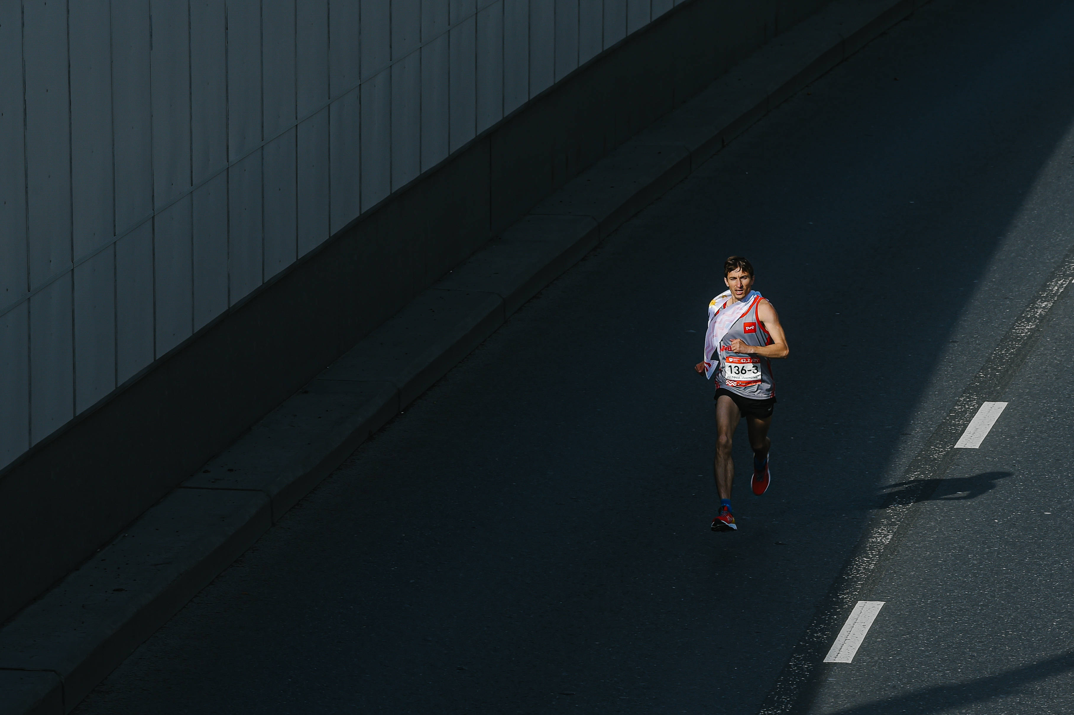 田径——莫斯科马拉松赛举行_比赛