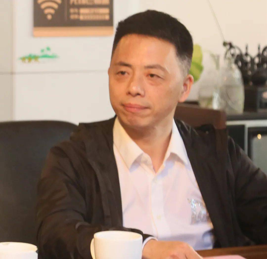 镇党委委员,副镇长姚伟国提出关心关爱企业家五条政策,并征求企业代表