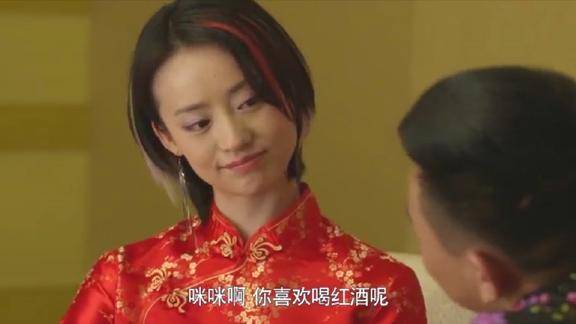 知青家庭富少拉着迎宾女孩喝酒不料女孩点4瓶53度茅台当水喝