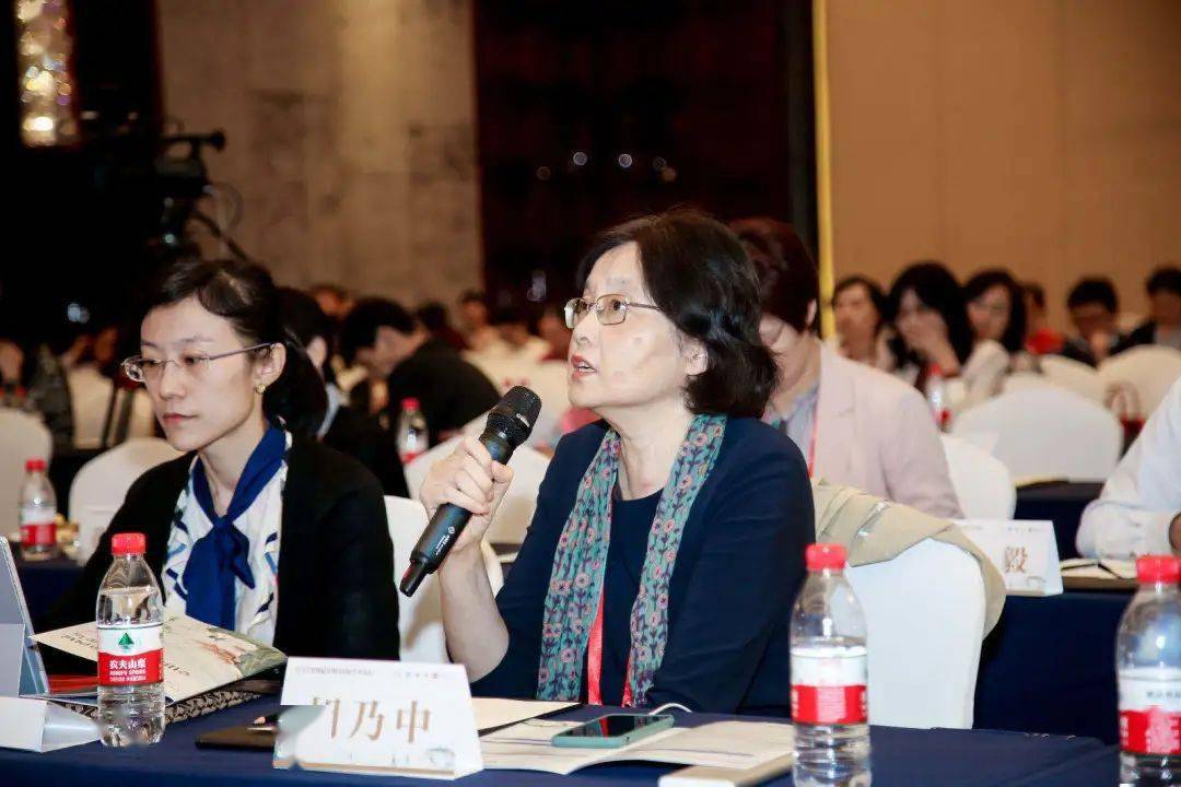 图:胡乃中教授在讲话图:cccf志愿者和各位教授合影图:会场外工作人员