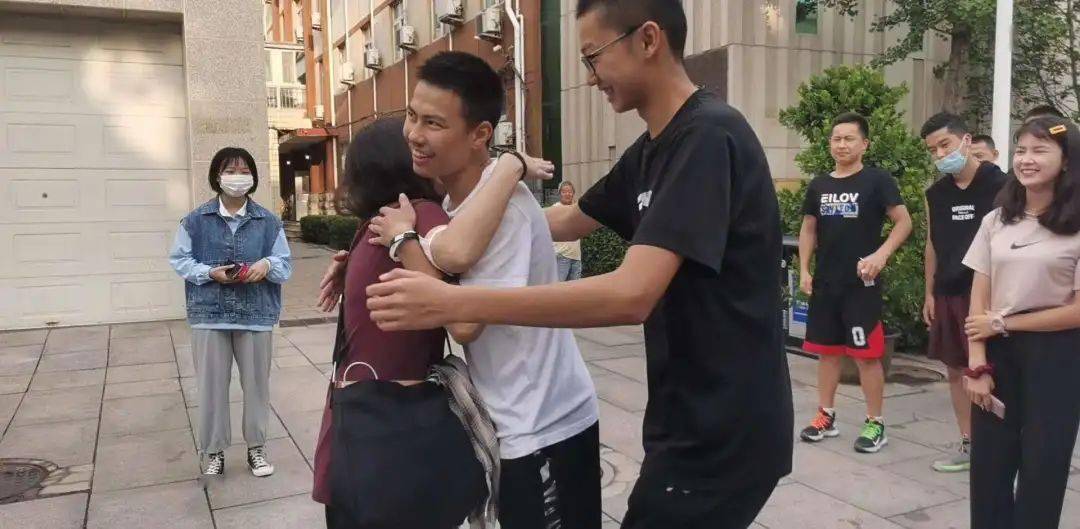 新疆内高班学生迪丽娜尔我从母校昌平二中直接到大学报到