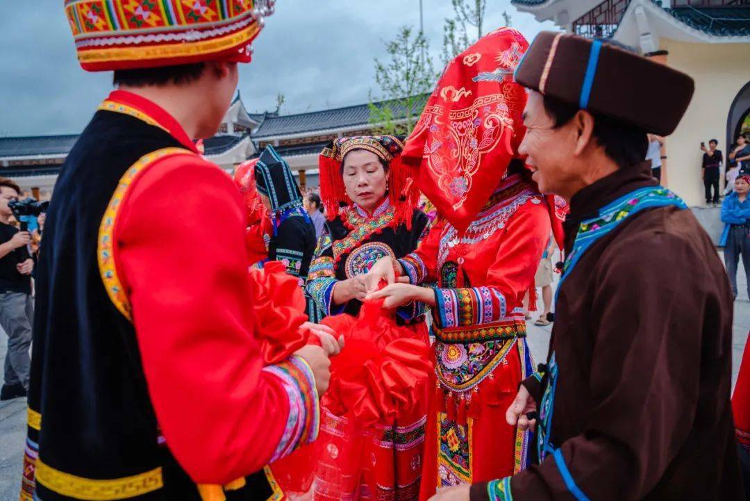 江华首届瑶族集体婚礼在爱情小镇如期举行11对新人永结百年之好