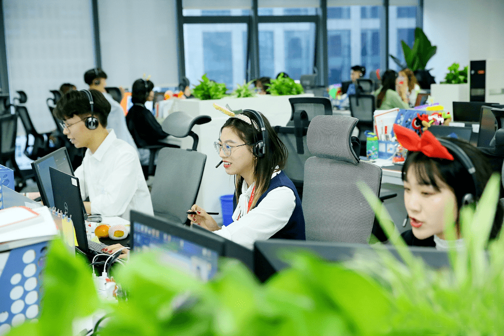 探秘学而思网校成都基地近百名班主任老师同时上课场面壮观