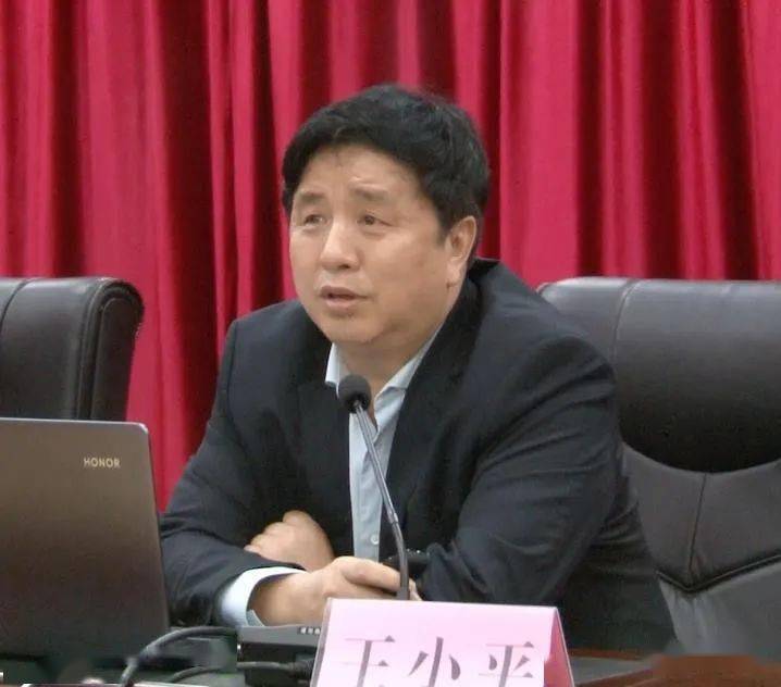 县委书记黄智迅,县委副书记,县长吴淑琴等在家的县委中心组全体成员