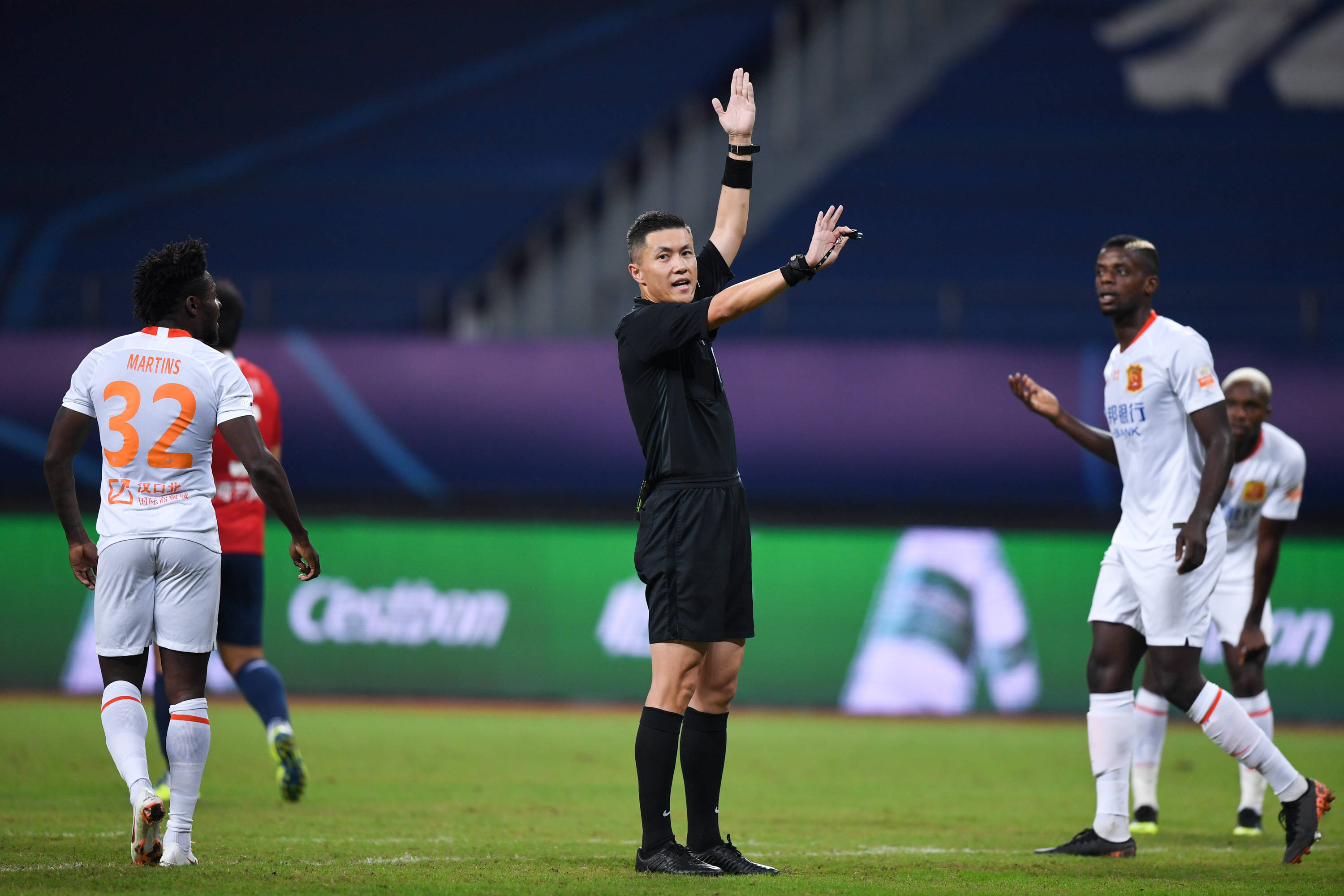 足球中超武汉卓尔不敌重庆当代