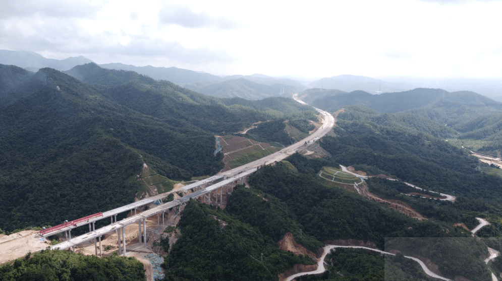 67全线双幅顺利贯通开春高速工程进入最后收尾阶段