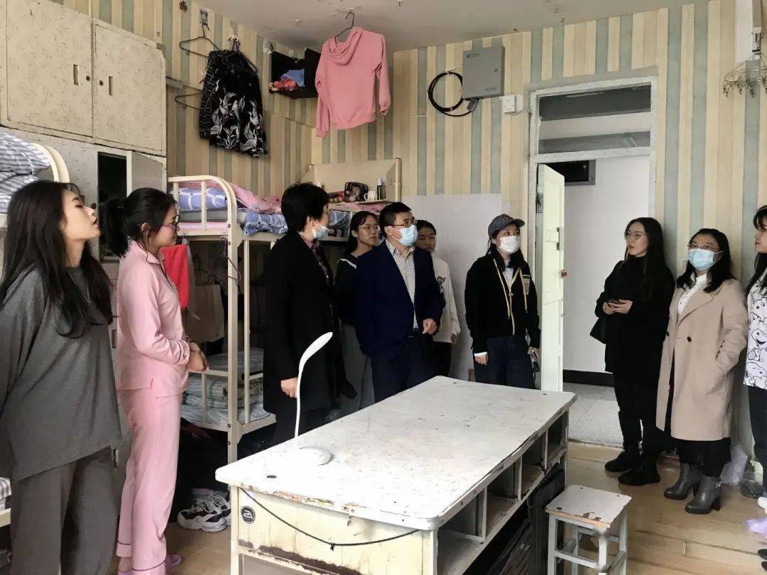 哈师大美院导生团走进新生寝室倾听学生心声