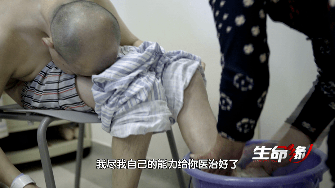 李华18岁开始出现病症,27岁时颈部开始逐渐折叠,29岁时头已经无法抬起