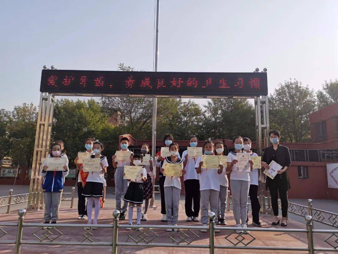 颁 奖 环 节护旗手:姜紫璇,严云岑,吕博文,李铖扬,焦鹭涵,韩文凯,齐