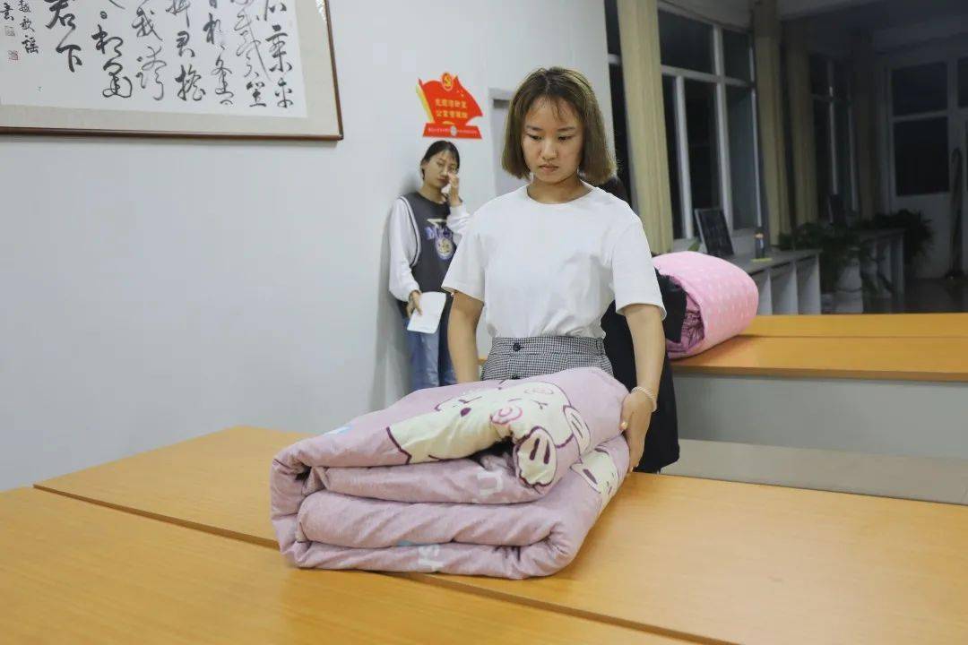 叠出心意赛出风采人文学院举行叠被子比赛