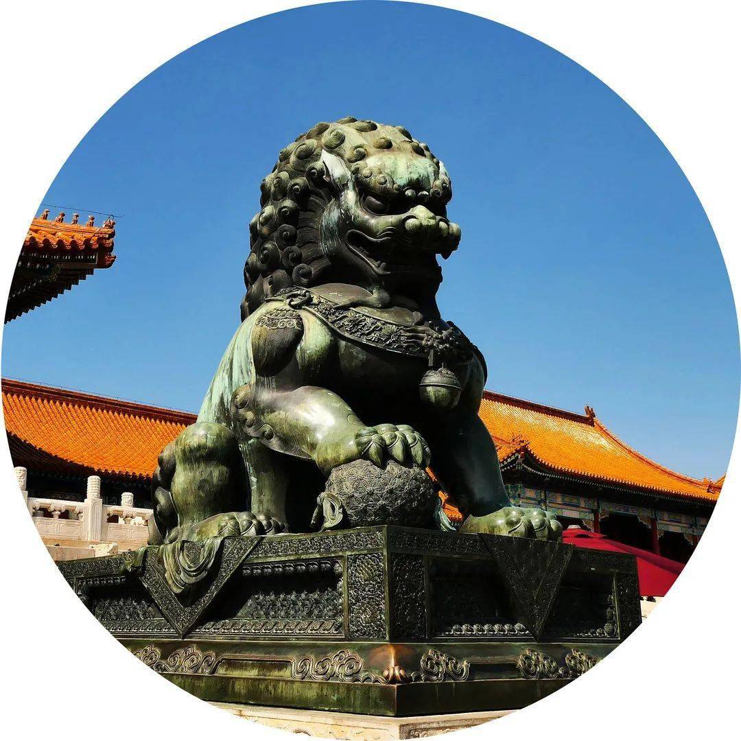 紫禁城中有许多祥瑞神兽,除了屋脊上的各色小兽外,还有太和门前的铜狮