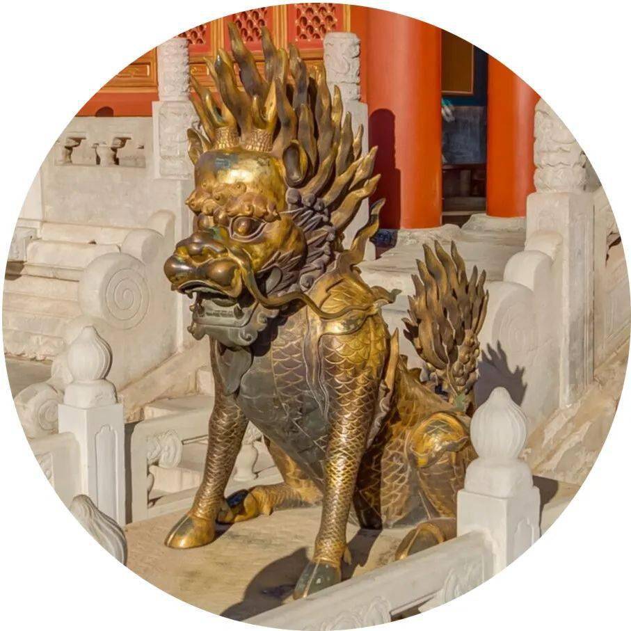神兽,除了屋脊上的各色小兽外,还有太和门前的铜狮,太和殿前的铜龟,铜