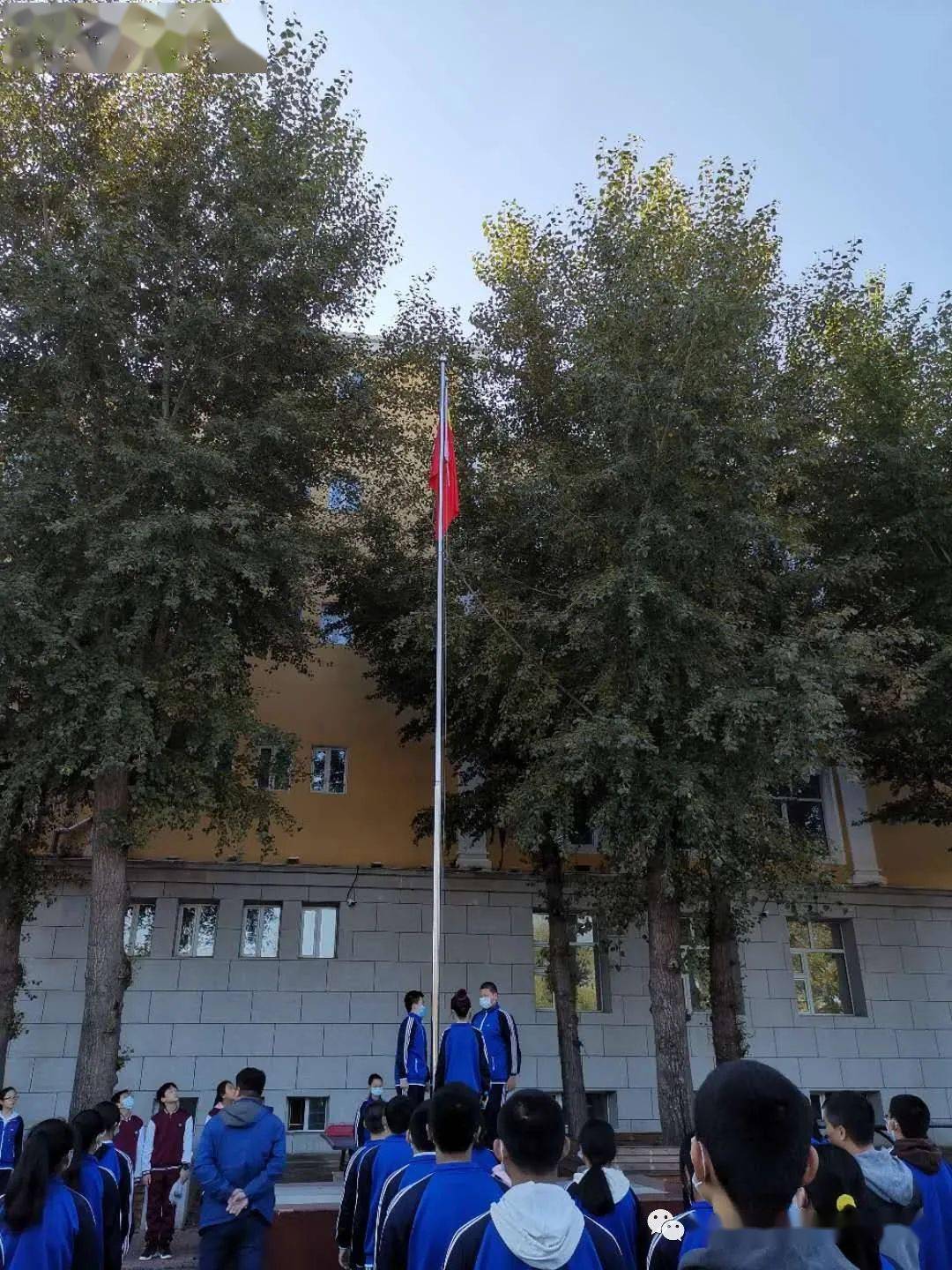 哈107中学校举行以网络安全为人民网络安全靠人民为主题的升旗仪式