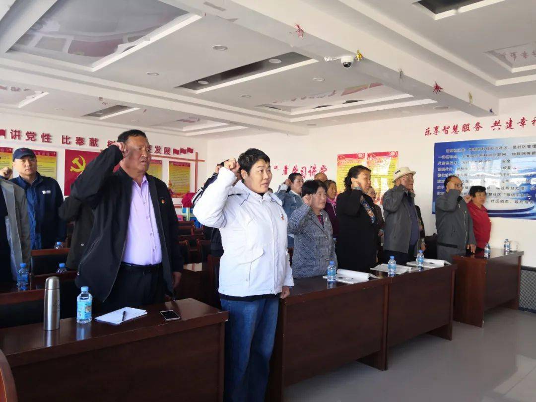 随后,邀请旗委党校老师滕玉红以"促进民族团结是我们共同的责任"为题