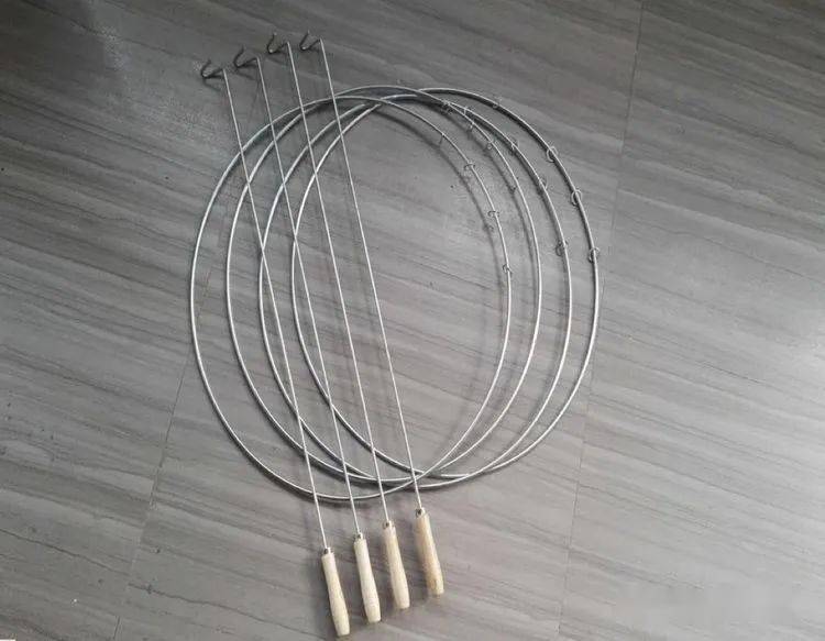 这样的铁环有的是细铁条做的,有的是细铁棍做的.