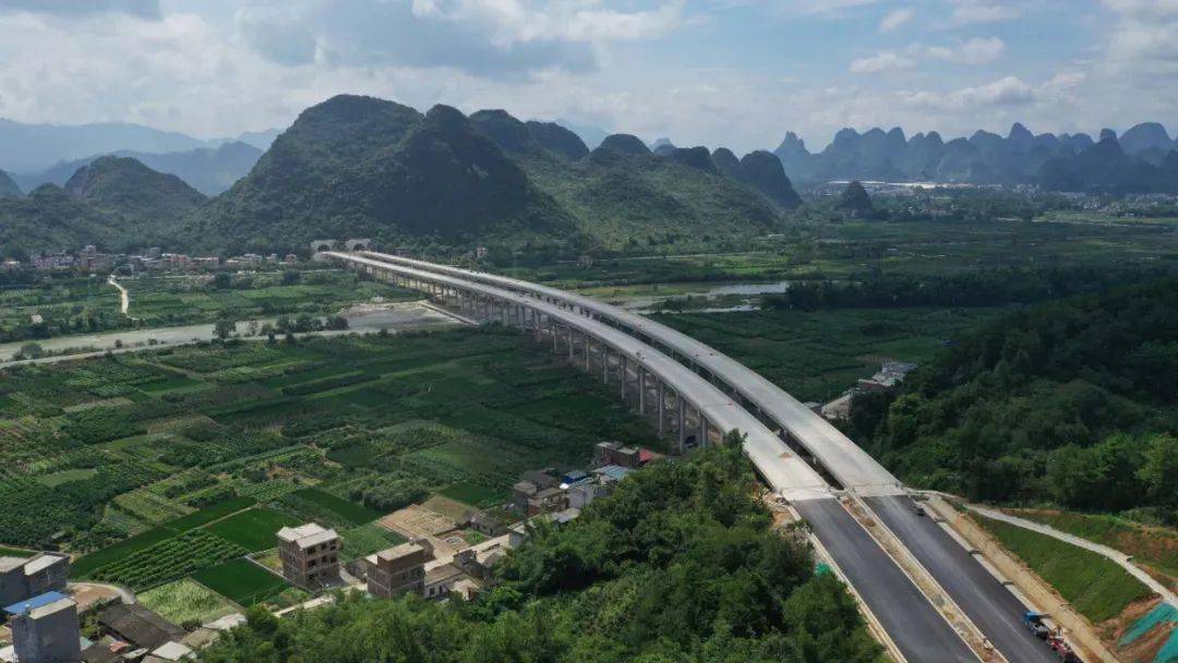 据介绍,荔玉高速在建设过程中克服了雨季时间长,地材短缺,疫情防控等