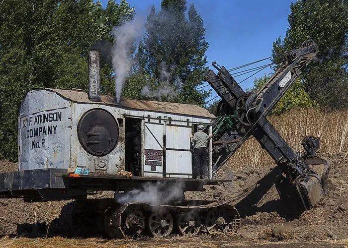 这是bucyrus&erie蒸汽挖掘机的工作场景.