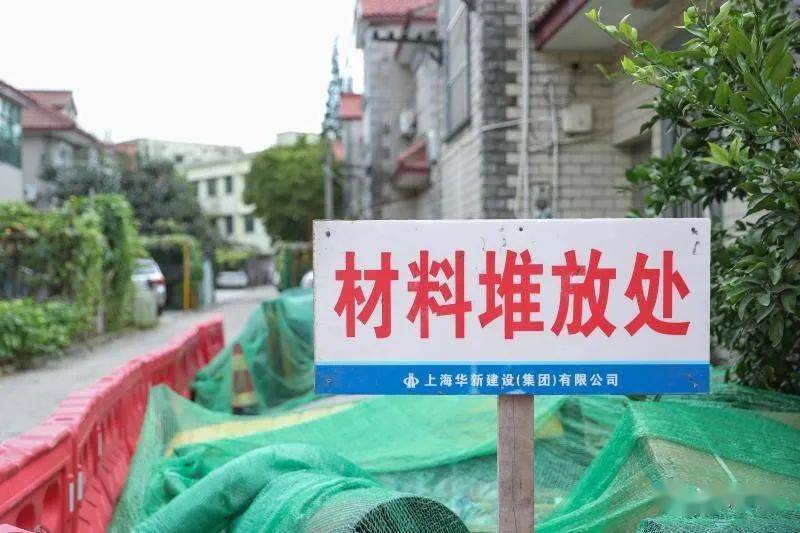 走进白洋小区,进门处的显眼位置竖起了施工铭牌,对于工程名称,建设