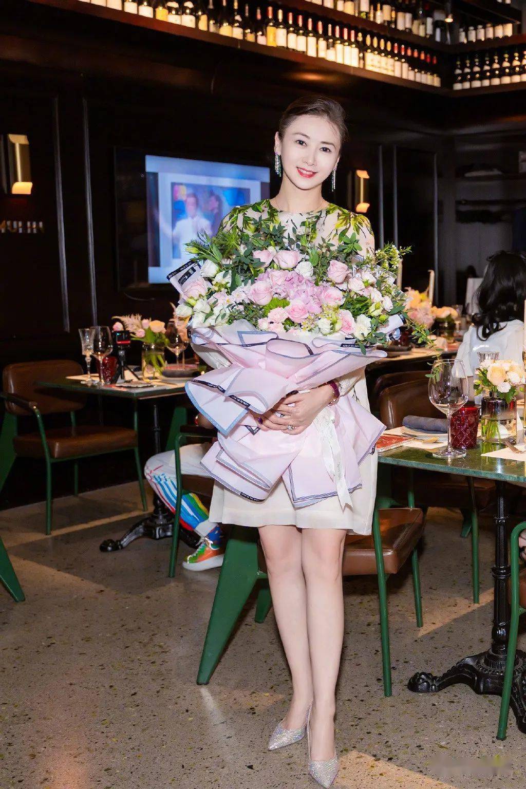 52岁翁虹魅力不减,穿印花裙配红唇高贵优雅,168雪白"玉女腿"太抢镜