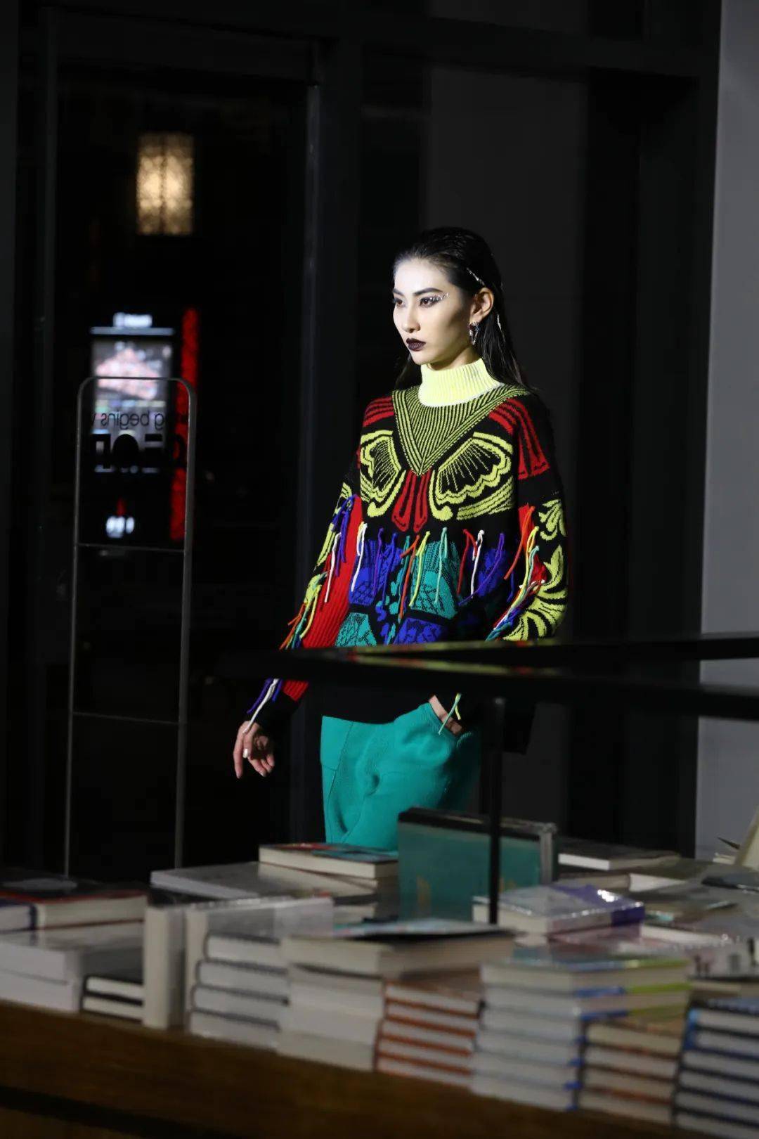 秀场上魅力四射秀场下精彩依然品牌创意总监与品牌挚友李砚共同接受